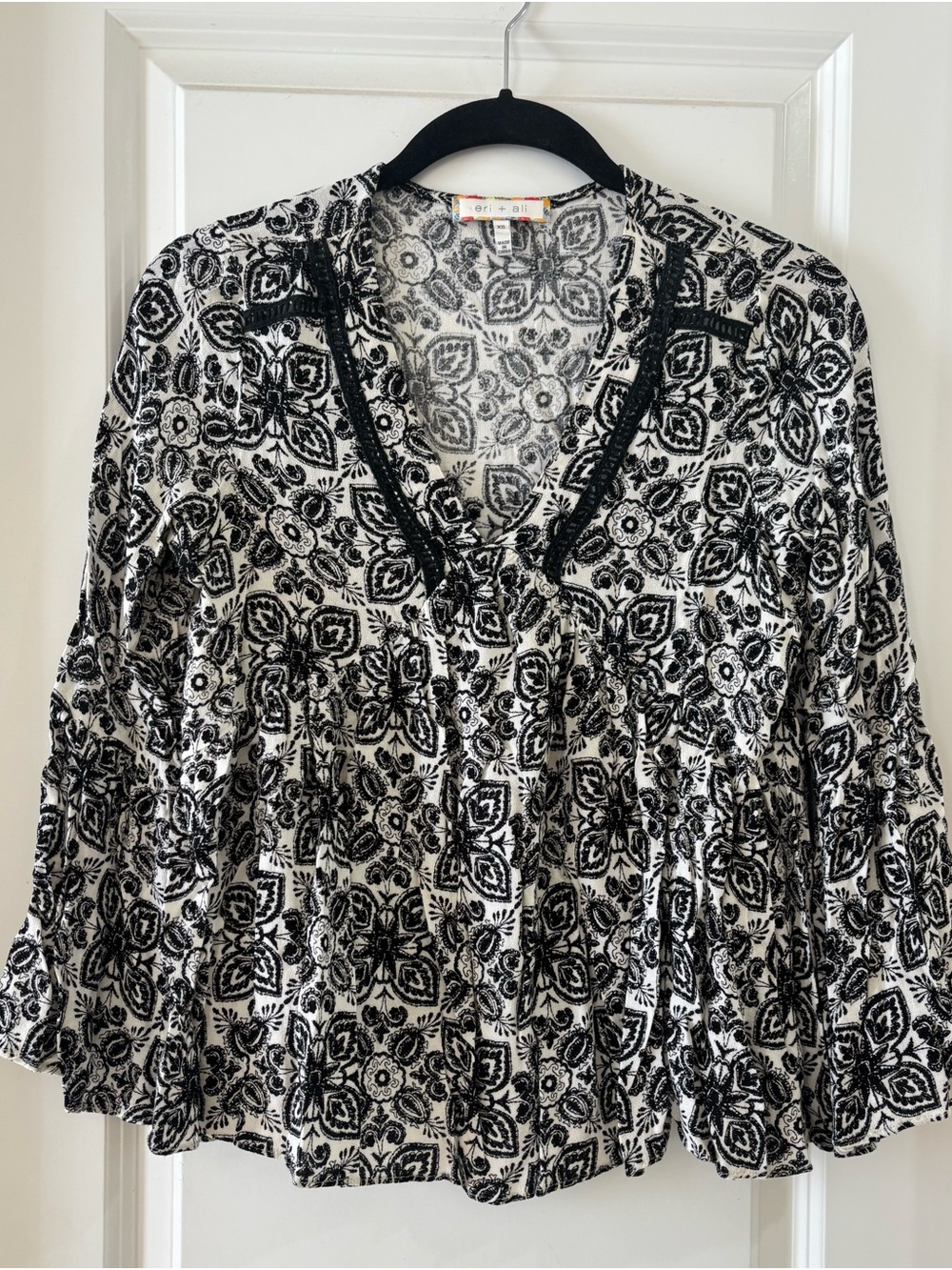 Eri + Ali Anthropologie Black & White Floral V-Neck Peasant Tunic -XS